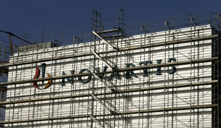© Reuters. Swiss drugmaker Novartis' logo is seen at the company's plant in the northern Swiss town of Stein