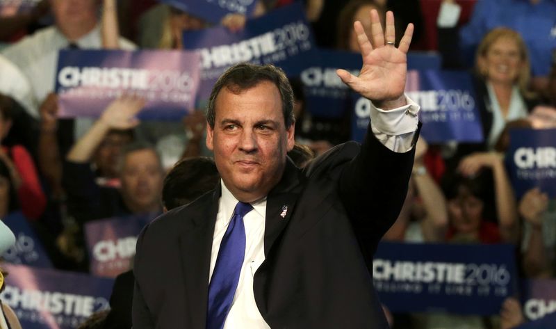 © Reuters. Republican U.S. presidential candidate Christie acknowledges supporters during a kickoff rally in Livingston, New Jersey