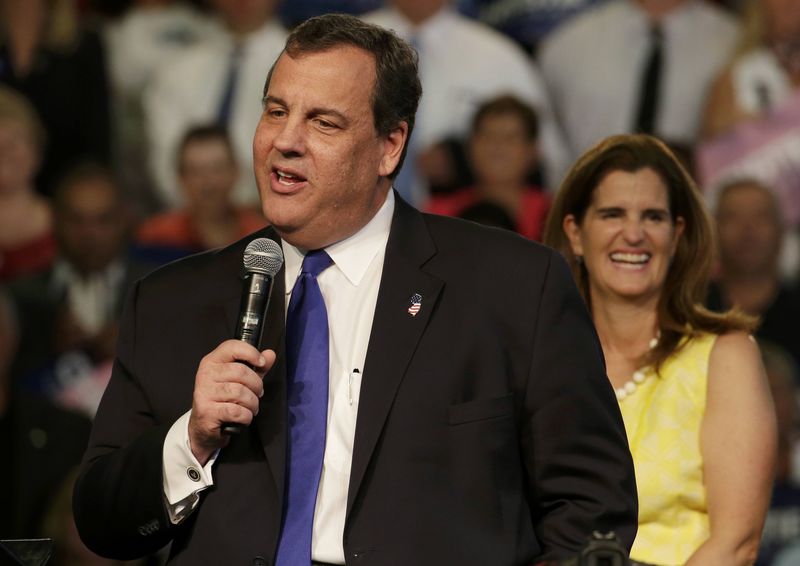 © Reuters. Republican U.S. presidential candidate Christie stands with wife Mary Pat as he announces campaign for the 2016 Republican presidential nomination during a kickoff rally in Livingston, New Jersey