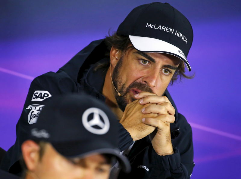 © Reuters. Fernando Alonso se enfrenta a un nuevo cambio de motor en Silverstone