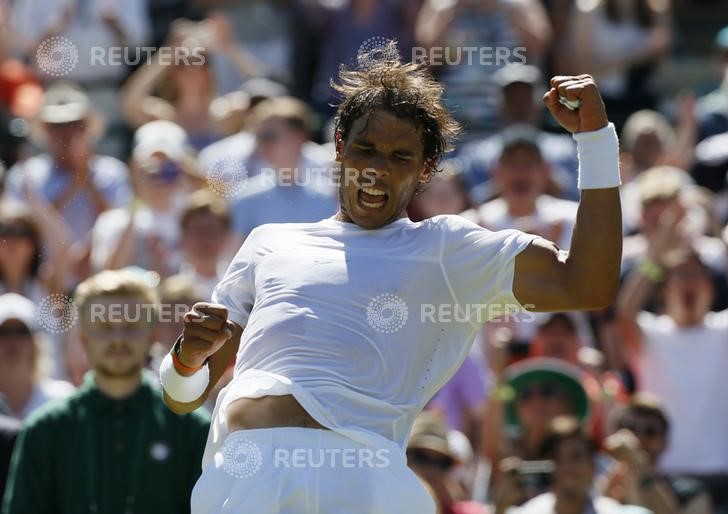 © Reuters. Nadal lanza un advertencia a los favoritos en el inicio de Wimbledon