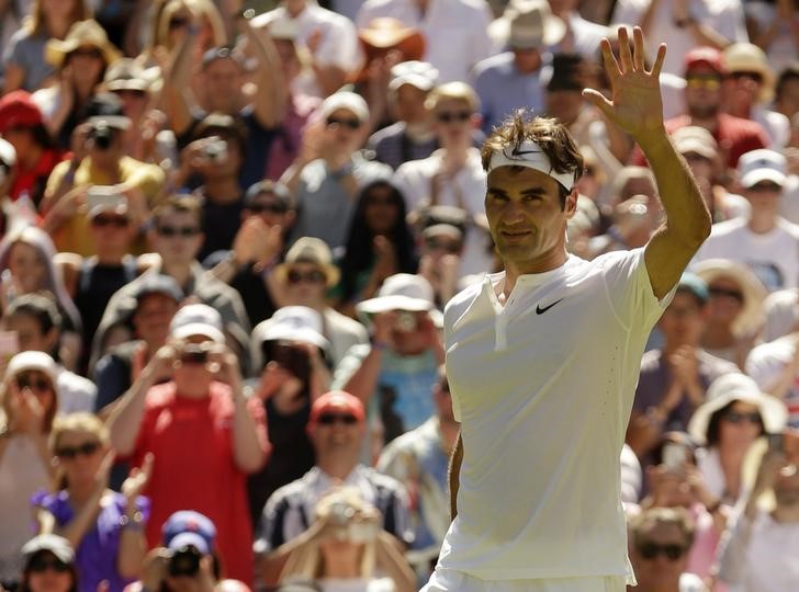 © Reuters. Roger Federer of Switzerland waves to fans after winning his match against Damir Dzumhur of Bosnia and Herzegovina at the Wimbledon Tennis Championships in London