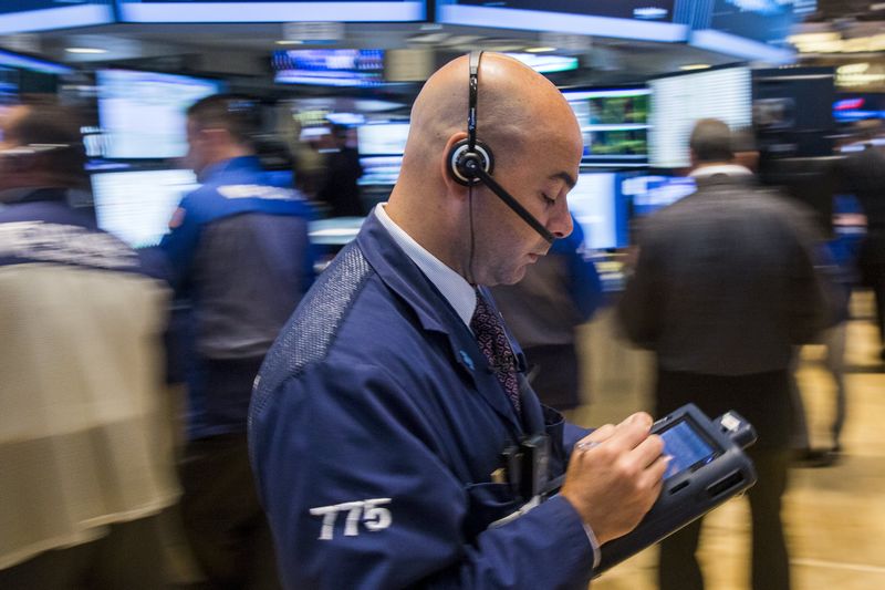 © Reuters. Traders work on the floor of the New York Stock Exchange