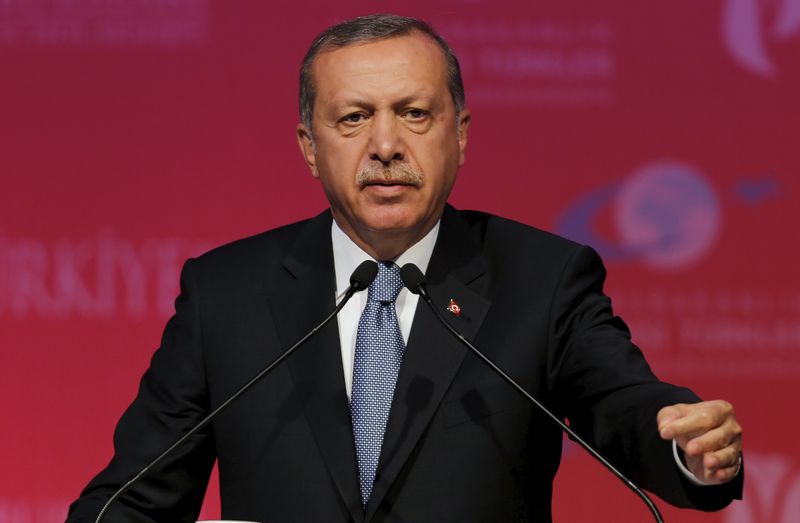 © Reuters. Turkey's President Tayyip Erdogan makes a speech during a graduation ceremony in Ankara
