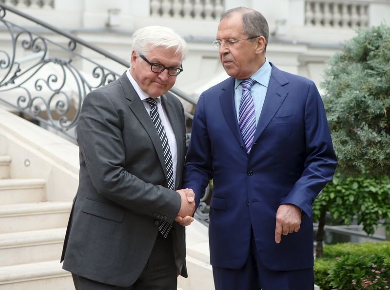 © Reuters. German Foreign Minister Frank-Walter Steinmeier and Russian Foreign Minister Sergei Lavrov attend a photo opportunity at the venue of nuclear talks in Vienna,