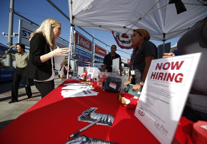 © Reuters. People browse booths at a military veterans' job fair in Carson