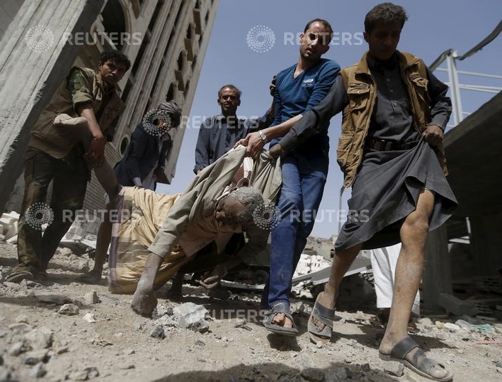 © Reuters. هيومن راتيس ووتش تقول قصف التحالف قتل عشرات المدنيين باليمن