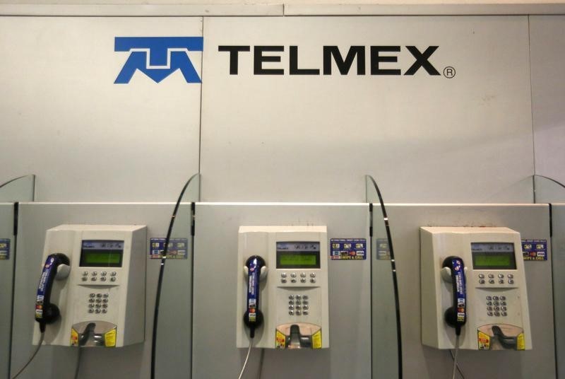 © Reuters. The logo of Mexican telephone company Telmex is seen in Mexico City