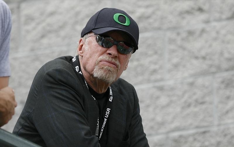 © Reuters. Knight watches at the U.S. Olympic athletics trials in Eugene