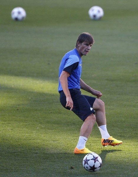 © Reuters. Zenit St. Petersburg's Andrey Arshavin attends a training session at Vicente Calderon stadium in Madrid