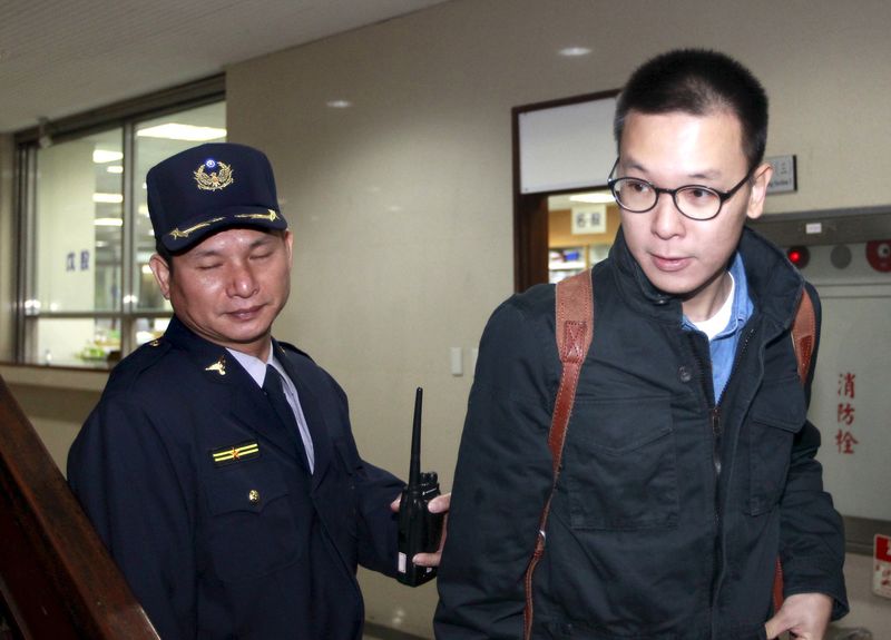 © Reuters. File photo of student leader of Taiwan's "Sunflower Movement" Lin Fei-fan arrives at the Taipei District court 