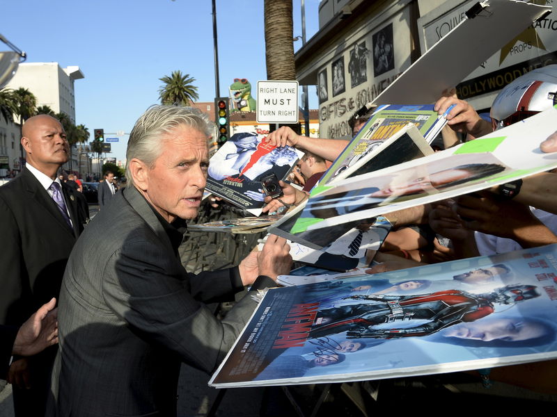 © Reuters. Michael Douglas dá autógrafos em evento do filme Homem-Formiga em Hollywood