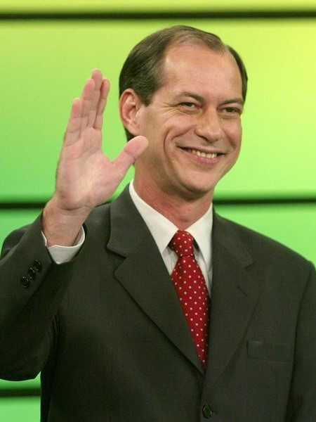 © Reuters. Ciro Gomes, então candidato presidencial na eleição de 2002, acena ao chegar para último debate do primeiro turmo da campanha, no Rio de Janeiro