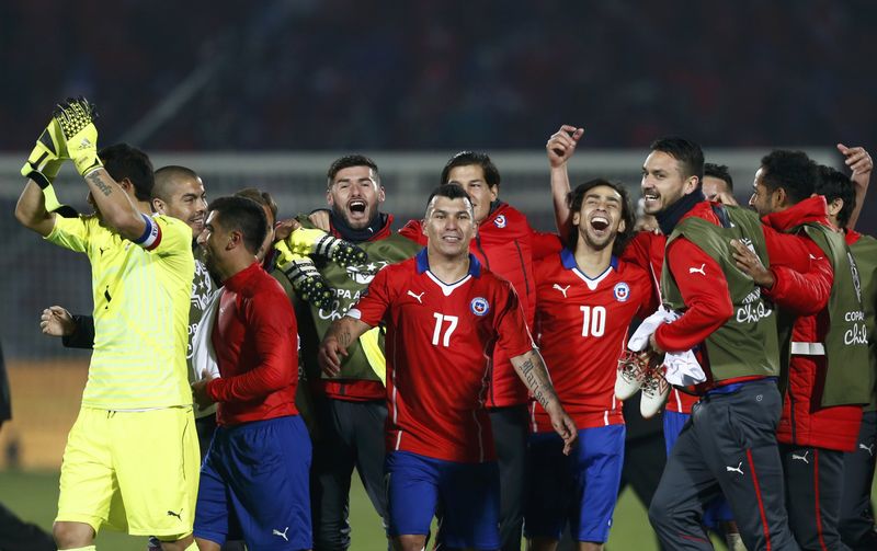 © Reuters. Chile players celebrate after defeating Peru in their Copa America 2015 semi-final soccer match at the National Stadium in Santiago