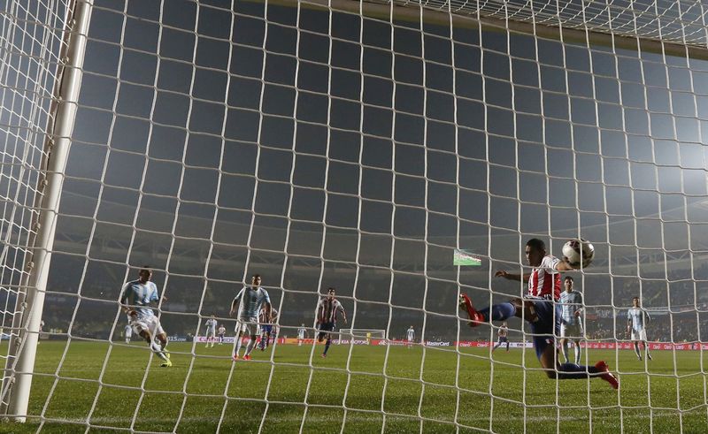 © Reuters. Paraguay's Da Silva fails to stop a goal by Argentina's Di Maria during their Copa America 2015 semi-final soccer match at Estadio Municipal Alcaldesa Ester Roa Rebolledo in Concepcion