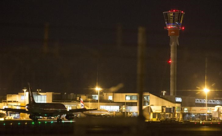 © Reuters. La comisión aeroportuaria británica recomienda una nueva pista en Heathrow