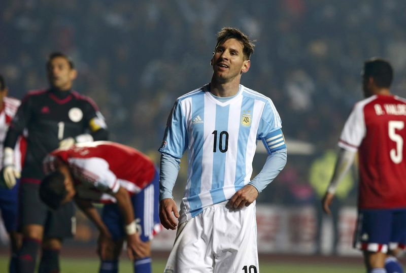 © Reuters. Un Messi brillante lleva a Argentina a la final de la Copa América