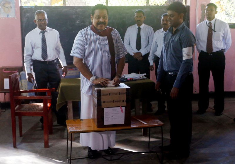 © Reuters. Sri Lanka's President Rajapaksa casts his vote for the presidential election, in Medamulana