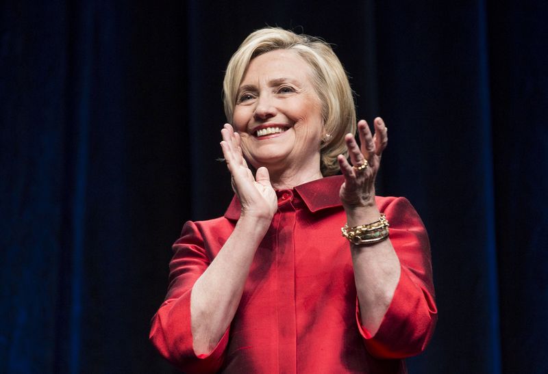 © Reuters. رسائل كلينتون تكشف أن صديقا قديما لها كان يقدم لها النصح في السياسة