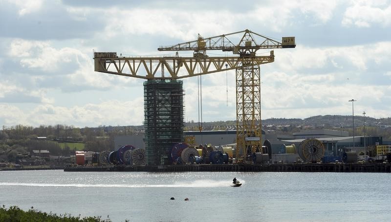 © Reuters. Cranes are seen in an area of Industrial redevelopment on the river Tyne at Wallsend