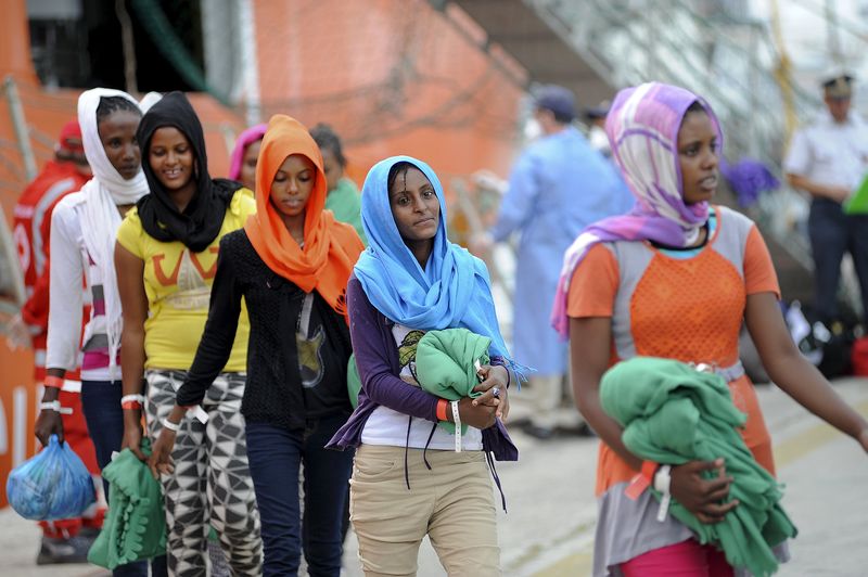 © Reuters. Migranti sbarcano a Palermo 