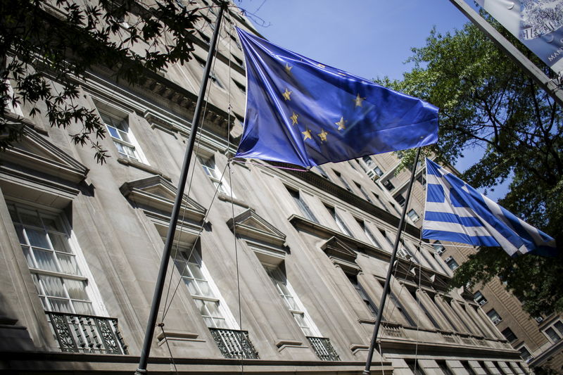 © Reuters. The flags of the European Union and Greece flutter at the Greece consulate in New York