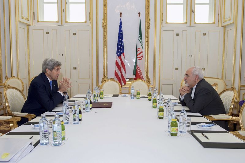 © Reuters. U.S. Secretary of State Kerry meets with Iranian Foreign Minister Zarif at a hotel in Vienna
