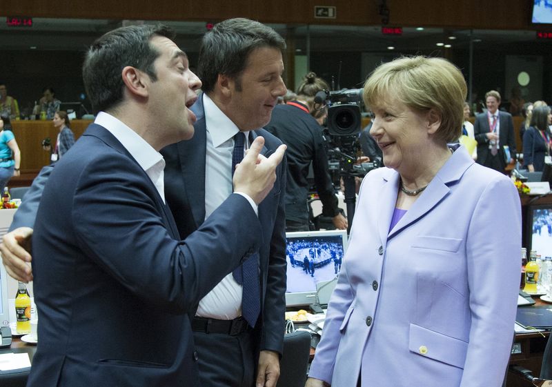 © Reuters. Il premier greco Alexis Tsipras (a sinistra) con il premier italiano Matteo Renzi (al centro) e il cancelliere tedesco Angela Merkel a Bruxelles 