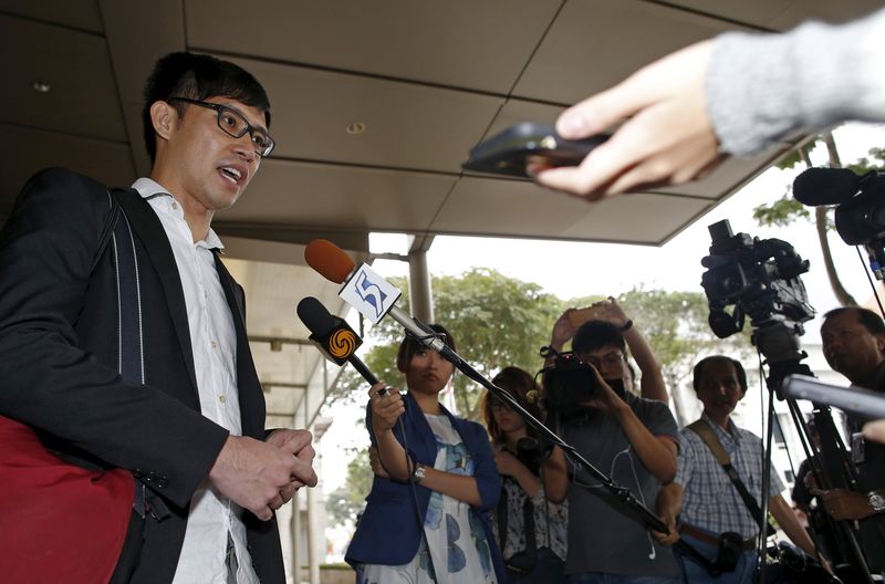 © Reuters. Blogger Roy Ngerng speaks to the media after attending a damages hearing in a defamation case by Singapore's Prime Minister Lee Hsien Loong at the Supreme Court in Singapore 
