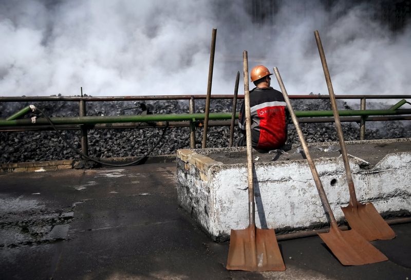 © Reuters. Worker sits near shovels at a coke plant in the town of Avdiyivka near Donetsk, eastern Ukraine