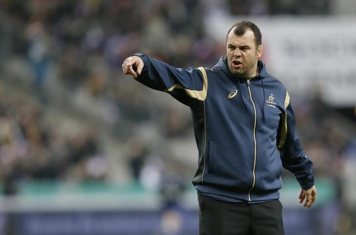 © Reuters. Australian Wallabies head coach Cheika directs his players during the warm up before the rugby union test match against France at the Stade de France in Saint-Denis