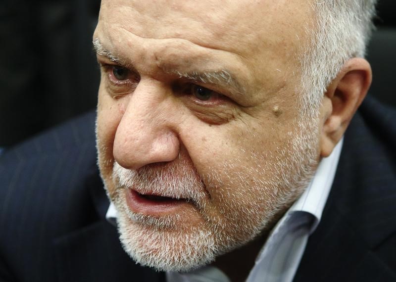 © Reuters. Iran's Oil Minister Zangeneh talks to journalists before a meeting of OPEC oil ministers in Vienna