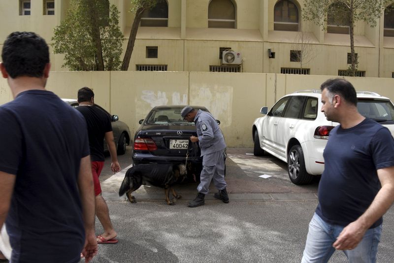 © Reuters. وسائل إعلام: الكويت تعتقل ضابطي شرطة في حملة ضد المتشددين