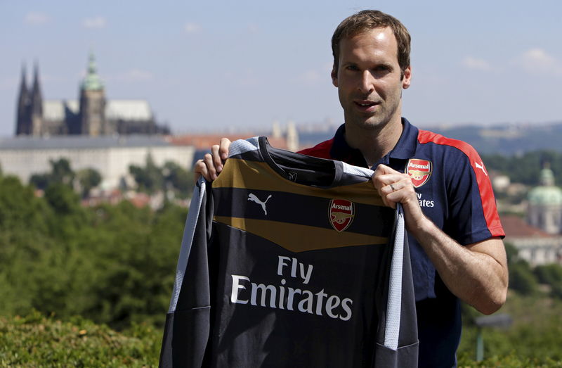 © Reuters. Czech soccer player Petr Cech shows his Arsenal jersey during a presentation in Prague