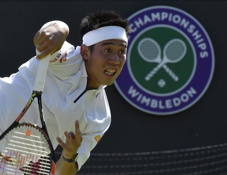 © Reuters. Kei Nishikori of Japan serves during his match against Simone Bolelli of Italy at the Wimbledon Tennis Championships in London