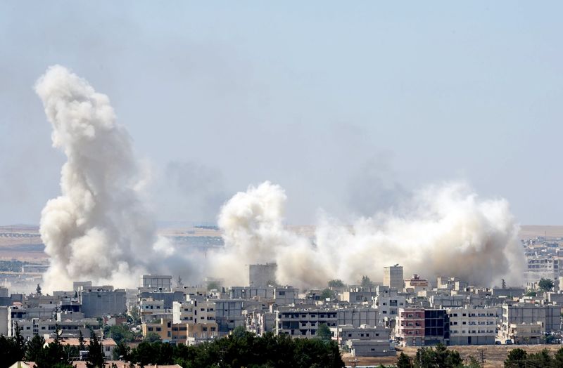 © Reuters. Smoke rises in the Syrian town of Kobani, as pictured from the Turkish side of the border near Suruc, Sanliurfa province, Turkey