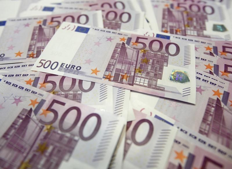 © Reuters. Photo illustration of Euro notes at a bank in Seoul