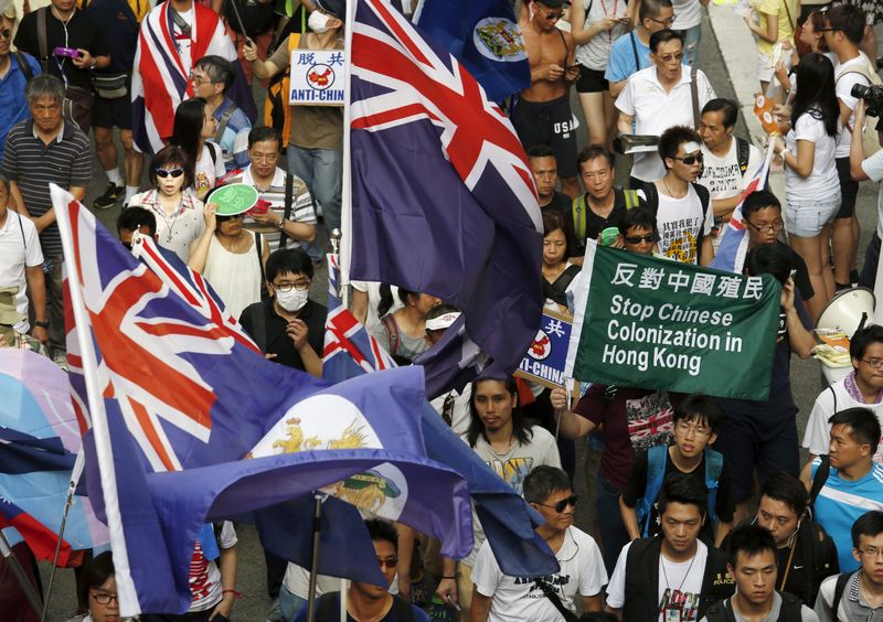 © Reuters. مسيرة في هونج كونج من أجل الديمقراطية لكن الحشود اقل من العام الماضي
