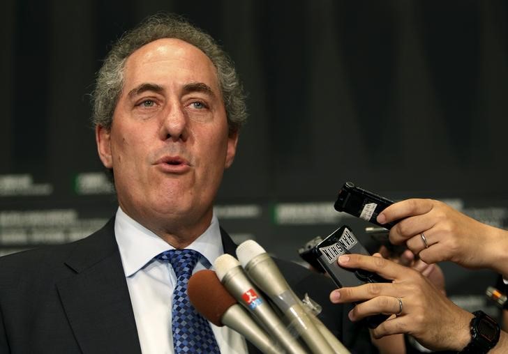 © Reuters. U.S. Trade Representative Michael Froman speaks to reporters after a meeting with Japan's Economics Minister Akira Amari in Tokyo 