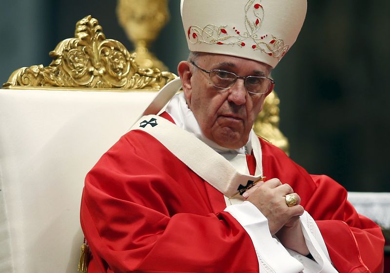 © Reuters. Pope Francis conducts a mass before presenting palliums to Archbishops in Saint Peter's Basilica at the Vatican 