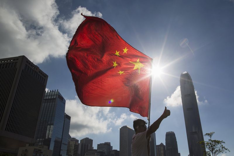 © Reuters. Homem segurando bandeira chinesa, na China