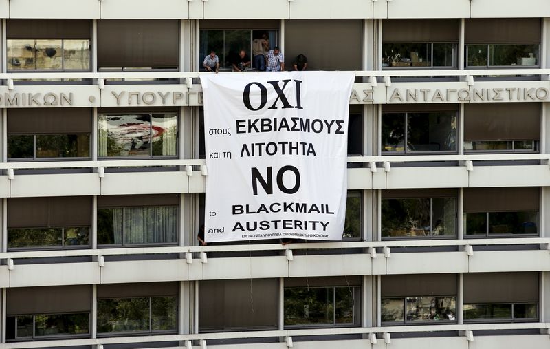 © Reuters. Funcionários do Ministério das Finanças fazem protesto em Atenas