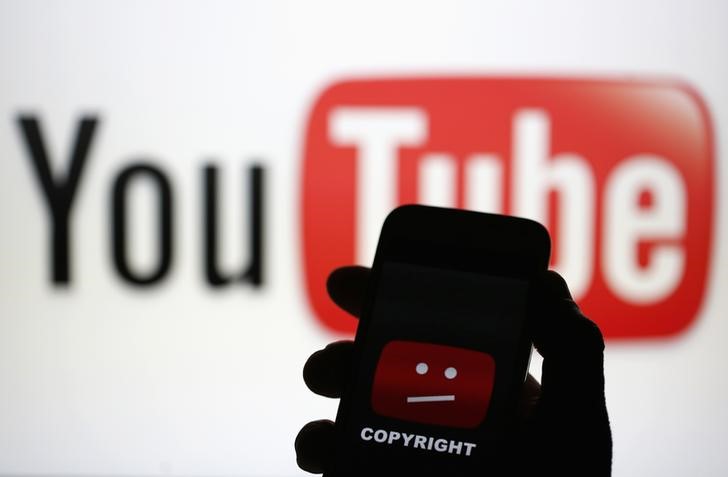 © Reuters. Fotografia ilustrativa do logo de erro do YouTube e o logo da marca