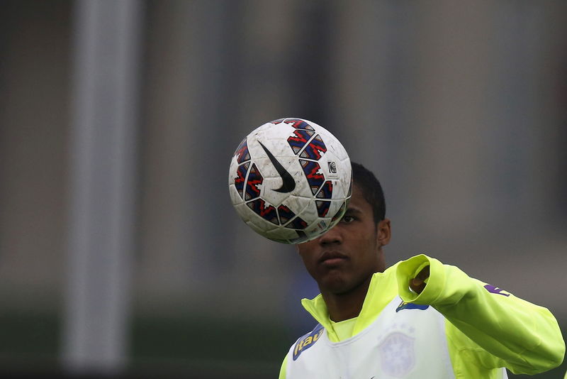 © Reuters. Douglas Costa em treino da seleção brasileira no Chile