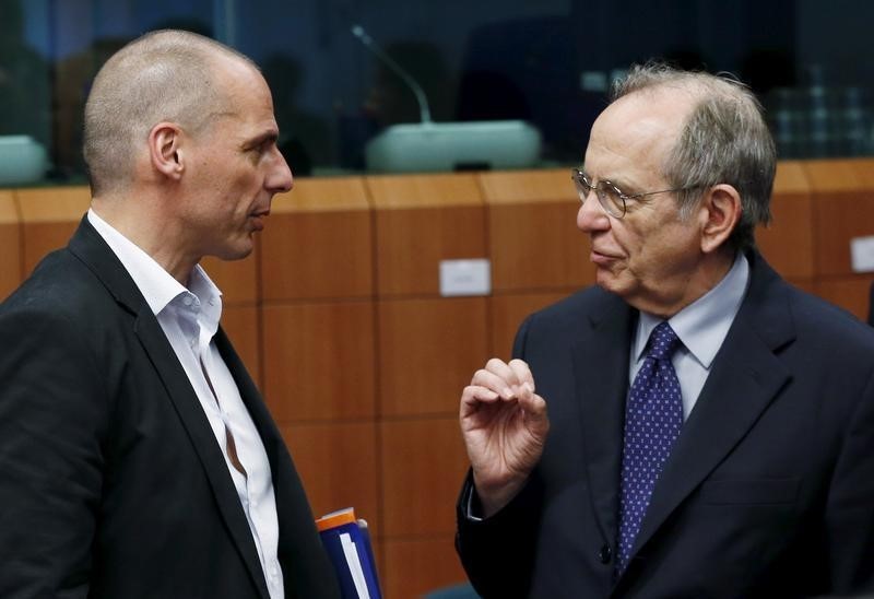 © Reuters. Greece's Finance Minister Varoufakis listens to his Italian counterpart Padoan during an euro zone finance ministers meeting in Brussels