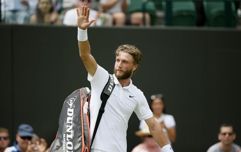 © Reuters. Liam Broady of Britain waves to the crowd after losing his match against David Goffin of Belgium at the Wimbledon Tennis Championships in London