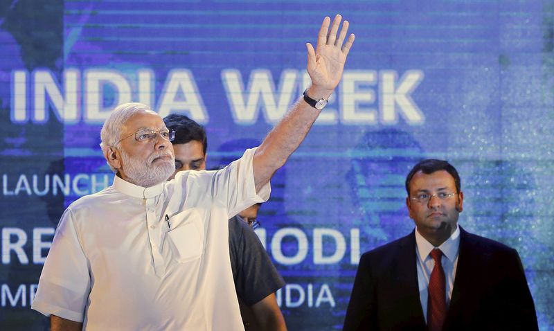 © Reuters. Modi waves during the launch of â¬SDigital India Weekâ¬ in New Delhi