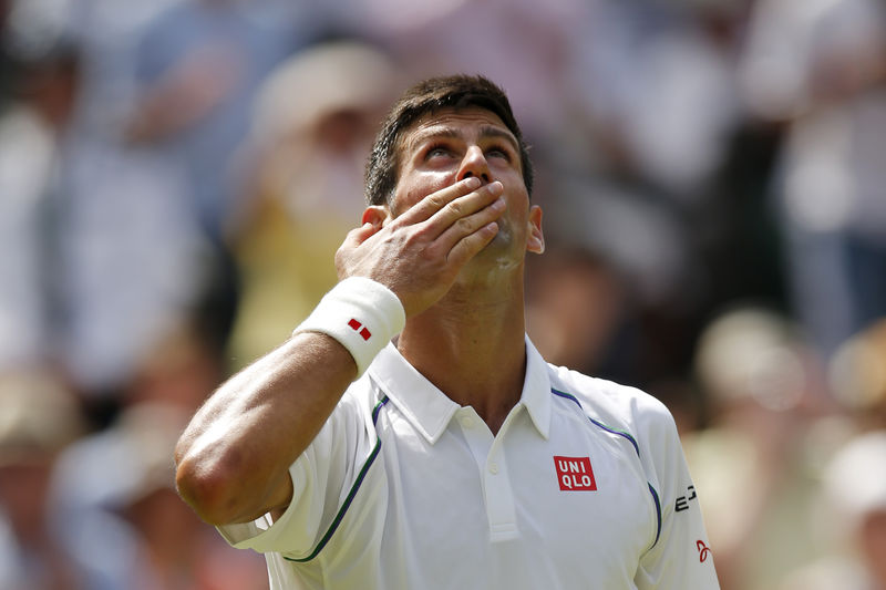 © Reuters. Djokovic avanza a tercera ronda en Wimbledon, Nishikori se retira por lesión 