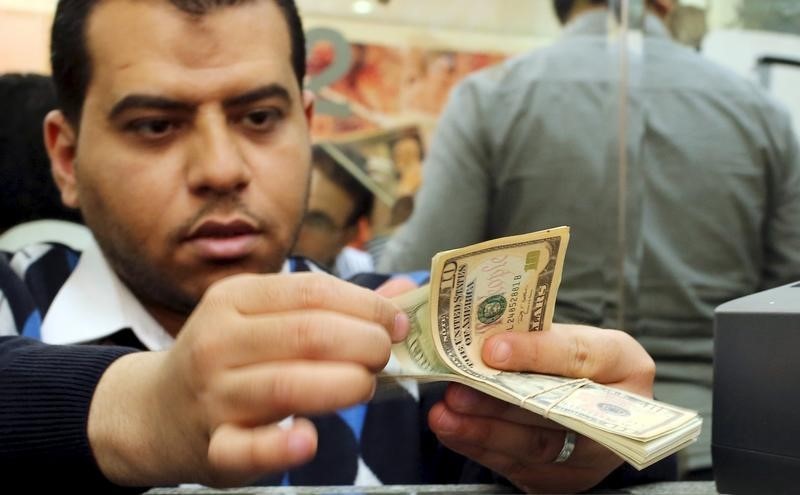 © Reuters. مصر تطمح لتسريع وتيرة الإصلاح الاقتصادي بخفض العجز المستهدف في 2015-2016