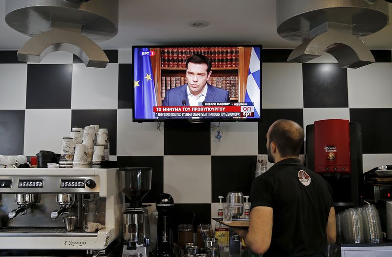 © Reuters. Un desafiante Tsipras pide a los griegos votar "no" en el referéndum